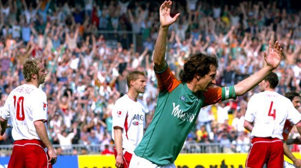 
                <strong>Klatsche</strong><br>
                Natürlich gab es auch Zeiten, da war Werder nicht zu schlagen. 2004 wurden die Bremer Meister und Pokalsieger. In der Saison wurden die Hamburger regelrecht überrollt: 6:0 fertigte Werder den HSV ab. Die Klatsche war die höchste für den HSV in der Geschichte des Nordderbys. Umgekehrt liegt der höchste HSV-Sieg bei einem 5:0.
              