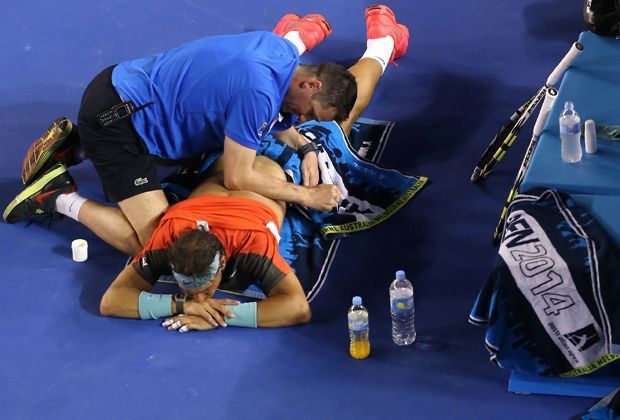 
                <strong>Januar 2014, Rückenprobleme</strong><br>
                Im Finale der Australian Open unterlag Rafael Nadal dem Schweizer Stanislas Wawrinka. Nadal musste mehrmals in der Partie behandelt werden und wirkte in seinen Bewegungen deutlich eingeschränkt. 
              