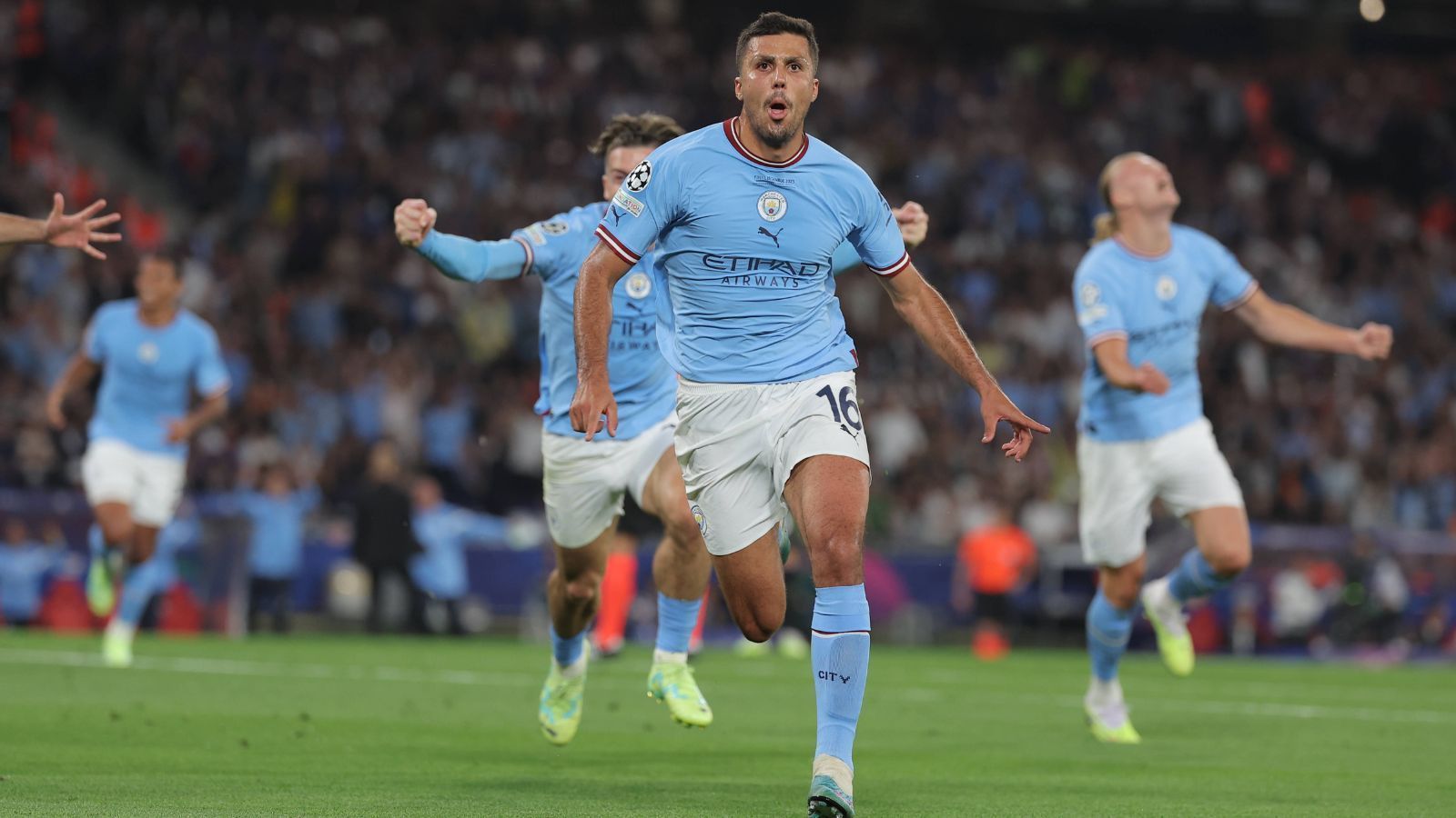 
                <strong>Mittelfeld: Rodri (Manchester City)</strong><br>
                Gäbe es in der Champions League einen Spieler der Saison, hieße dieser wohl Rodrigo Hernandez Cascante, oder kurz: Rodri. In der ersten Halbzeit des Endspiels blockierte Inter geschickt den Atemweg des City-Offensivspiels, indem drei Mailänder auf Rodri zurannten, wann immer dieser den Ball hatte. Doch 90 Minuten Rodri stoppen gelang in dieser Saison noch keiner Mannschaft. Und so war es schlussendlich auch der aktuell beste Sechser der Welt, der ManCity mit seinem Final-Treffer zum Sieg schoss.
              