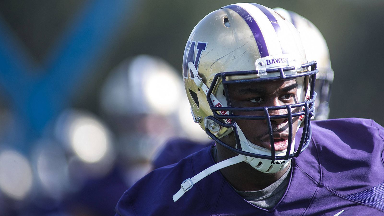 
                <strong>Levi Onwuzurike (Defensive Tackle, Washington)</strong><br>
                Er ist athletisch und schnell, verteidigt effektiv gegen den Lauf und setzt auch den gegnerischen Quarterback unter Druck. Levi Onwuzurike hat in der Saison 2019 insgesamt 45 Tackles, zwei Sacks und sechs Tackles for Loss verbucht, wurde zur Belohnung in das First Team All-Pac-12 gewählt. Wegen der Pandemie verzichtete der 1,90 Meter große und 130 Kilogramm schwere Defensive Tackle auf die Saison 2020.   
              