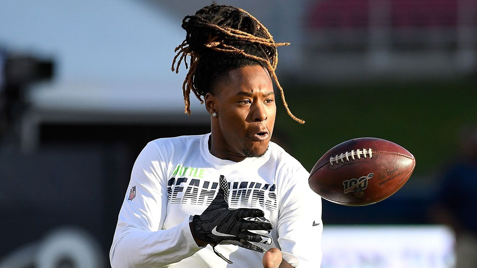 
                <strong>Shaquem Griffin (Seattle Seahawks - Linebacker)</strong><br>
                Shaquem Griffin hat sich für seine dritte Saison in der NFL viel vorgenommen und nimmt im Training Camp der Seattle Seahawks vermehrt die Rolle des Edge Rushers ein. Zudem scheint sich der Linebacker einiges von Von Miller abgeguckt zu haben: In einem Trainingsvideo erkannt man eindeutig die berühmte Ausweichbewegung des früheren Super-Bowl-MVPs. Griffins großer Durchbruch in der NFL scheint kurz bevor zu stehen.
              