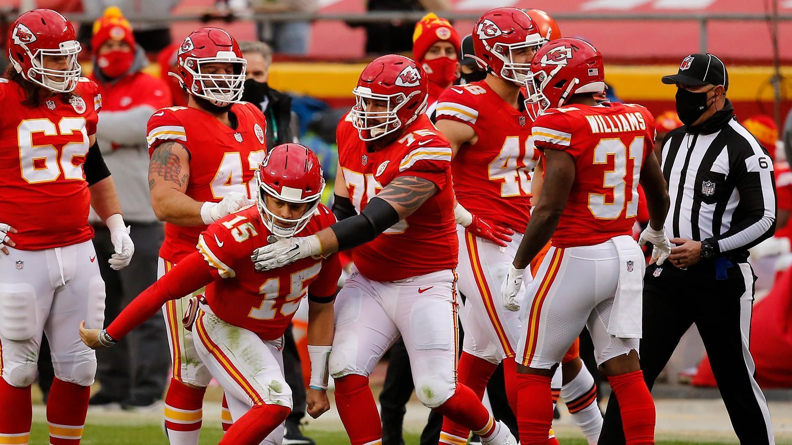 
                <strong>Kansas City Chiefs: Offense</strong><br>
                Den größten offensiven Bedarf haben die Chiefs bereits vor dem Draft weitestgehend abgedeckt: Spätestens mit dem Trade für Orlando Brown Jr. kann sich die Offensive Line wieder sehen lassen, nichtsdestotrotz werden die Chiefs wohl dennoch einen Tackle für die rechte Seite verpflichten. Mit Sammy Watkins Abgang ist die Receiver-Position noch relativ dünn besetzt, hier sollte Kansas City im Draft ebenfalls aufrüsten.
              