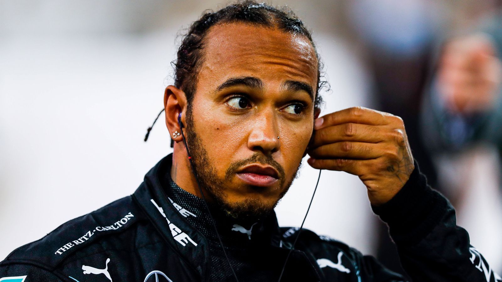 
                <strong>Gibt sich sogar Hamilton bald die Ehre?</strong><br>
                Selbst Lewis Hamilton liebäugelt schon mit der Formel E. "Ich kann mir durchaus vorstellen, dass ich nach meiner Zeit in der Formel 1 einmal in der Formel E fahren werde", so der Formel-1-Rekordweltmeister vor einiger Zeit in einem Interview. Na dann hoffen wir mal, dass es bald so weit ist ...
              