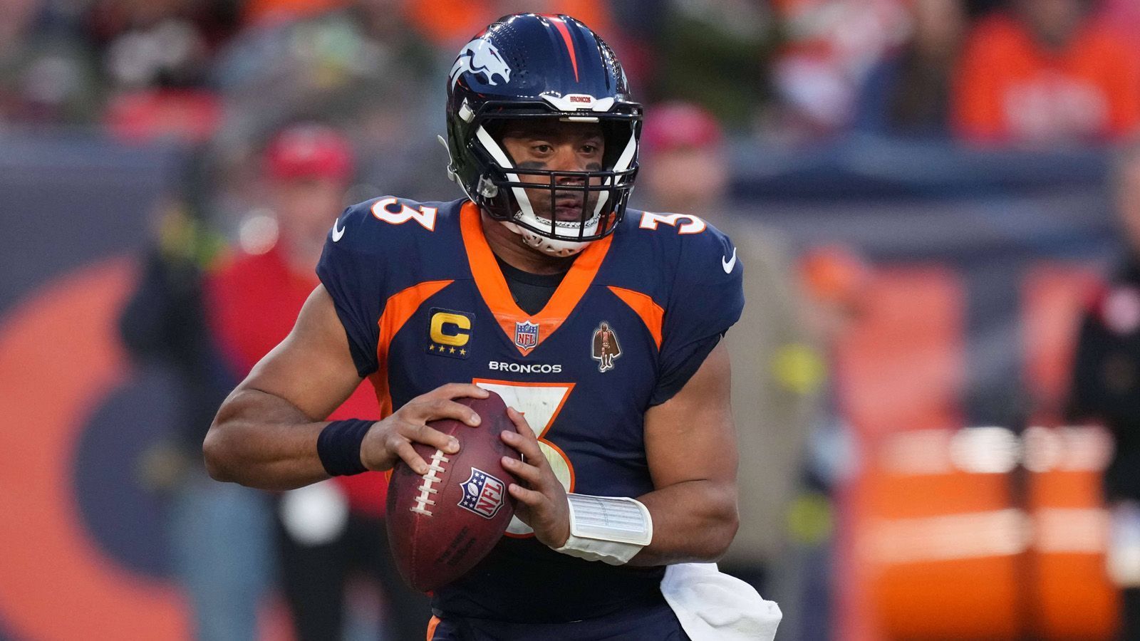 
                <strong>Verlierer: Denver Broncos</strong><br>
                Die Denver Broncos sind das dritte Team, das die Playoffs in dieser Saison vorzeitig verpasst. Am Wochenende holten Russell Wilson und Co. zwar sogar fast einen 0:27-Rückstand auf, nur um am Ende doch mit 28:24 zu verlieren. Die Offense um Wilson liegt ligaweit auf dem 27. Rang bei Total Yards (315,5) und ist bei erzielten Punkten pro Spiel (14,9) Letzter. Bleiben also nur noch sieben Jahre und 296 Millionen Dollar auf Wilsons Vertrag. Die Köpfe können auf jeden Fall schon auf die Offseason gerichtet werden, um nächstes Jahr mehr aus ihrem Quarterback zu machen.
              