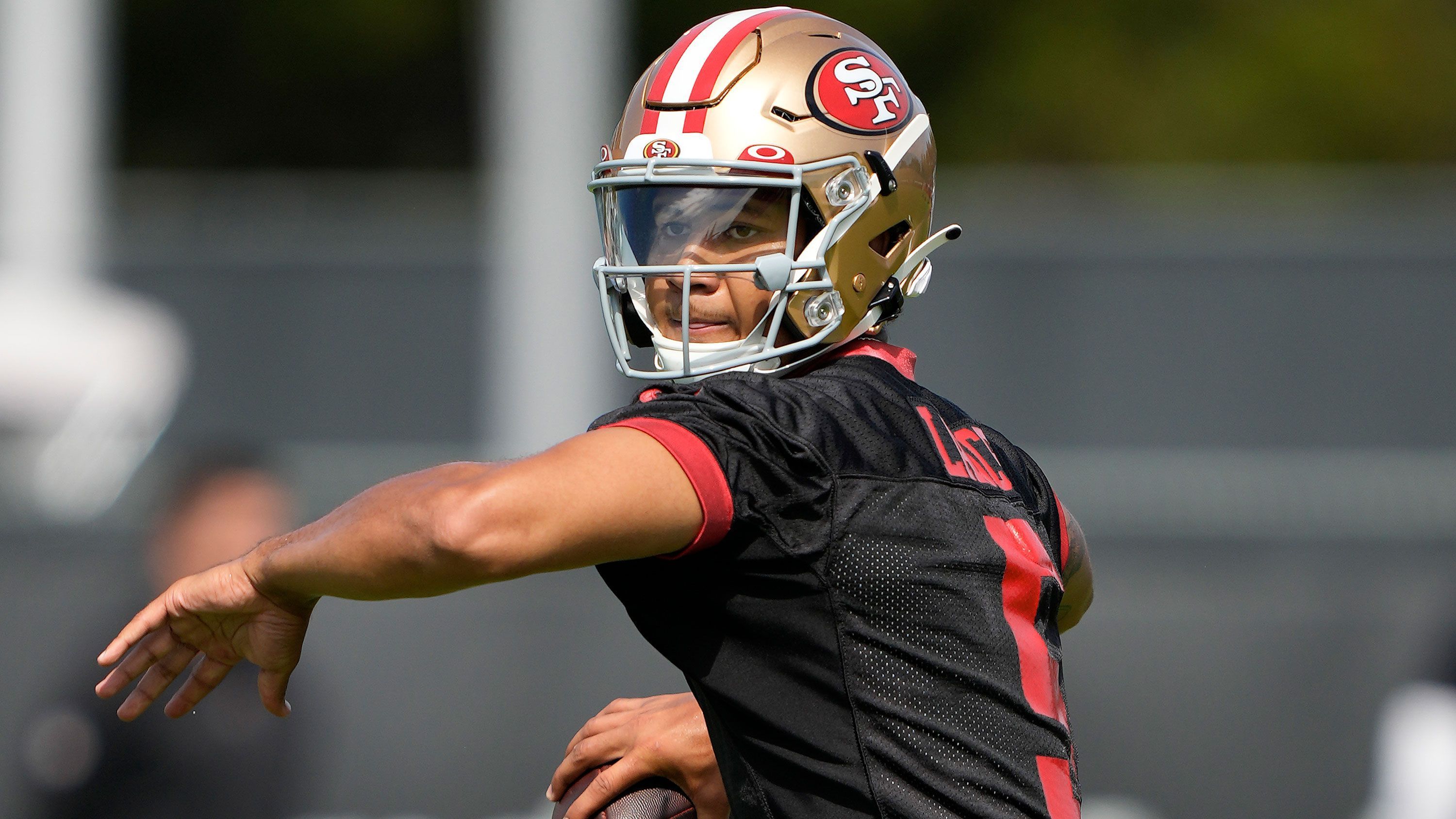 
                <strong>Trey Lance (San Francisco 49ers)</strong><br>
                Kurz vor dem Draft sicherten sich die San Francisco 49ers die Rechte am dritten Pick und entschieden sich für Quarterback Trey Lance. Der Plan der Kalifornier sieht vor, den 21-Jährigen zunächst hinter dem etatmäßigen Starter Jimmy Garoppolo anzulernen und mittelfristig als neue Nummer eins zu etablieren. "Ich glaube, es wird sehr schwer für Lance, sich den Job zu sichern", bewertete Head Coach Kyle Shanahan jüngst die Situation gegenüber "Sports Illustrated" ...
              