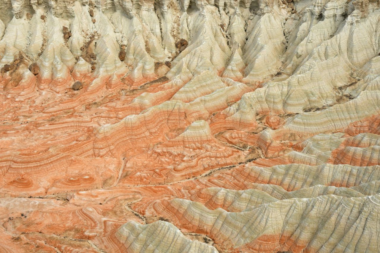 Vor 5,5 Millionen Jahren höhlte der Fluss Amudarja den Kalkstein aus. So entstand die Yangykala-Schlucht. Das Wasser hinterließ bizarre, farbenprächtige Felsformationen, die bis zu 200 Meter in die Höhe ragen und der Landschaft den Spitznamen "Grand Canyon Asiens" einbrachten. Obwohl die Schlucht zu den Top-Sehenswürdigkeiten des Landes gehört, trifft man hier nur wenige Besucher:innen. Denn um den abgelegenen Ort im Nordwest