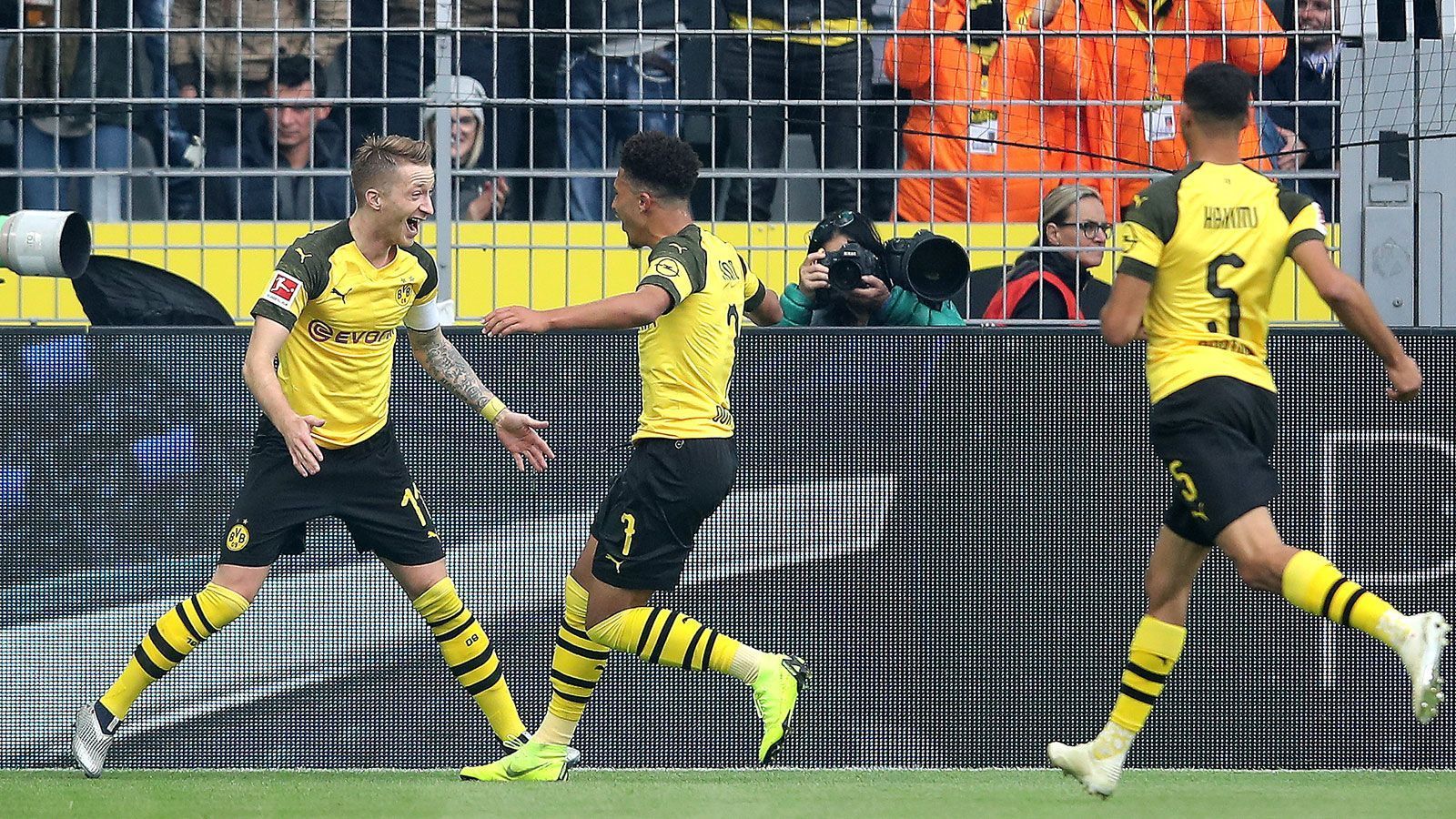 
                <strong>Dortmund gibt Sieg in letzter Minute aus der Hand</strong><br>
                Borussia Dortmund verteidigt gegen Hertha BSC die Tabellenführung in der Bundesliga. Shootingstar Jadon Sancho überstrahlt mit einem Doppelpack eine über weite Strecken herausragende Dortmunder Mannschaft, die durch einen kapitalen Bock in der 90. Minute den Sieg noch verspielt.
              
