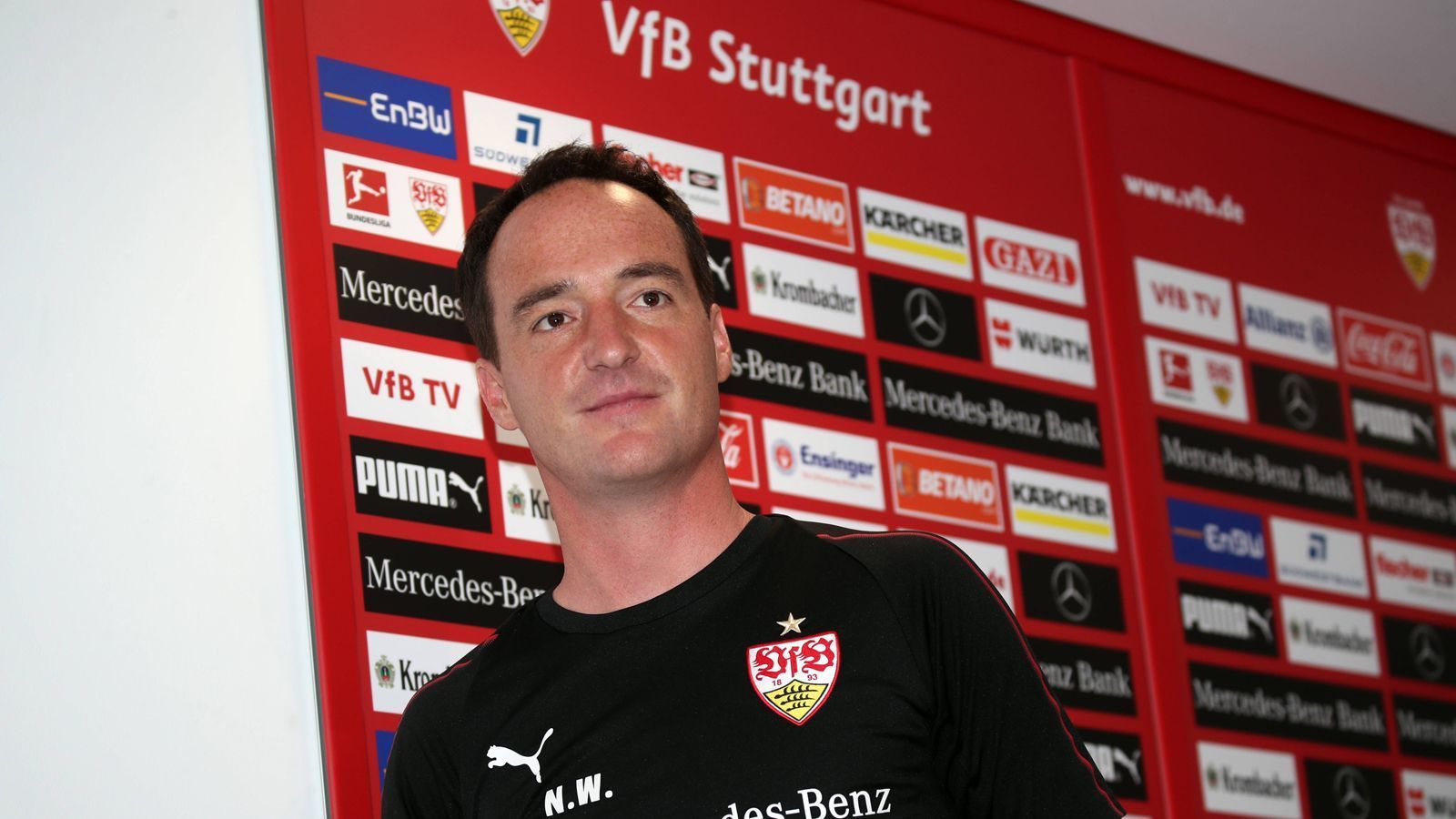 
                <strong>Platz 3 - VfB Stuttgart</strong><br>
                Trainerwechsel seit 1963: 51Aktueller Trainer: Nico WilligIm Amt seit: April 2019
              