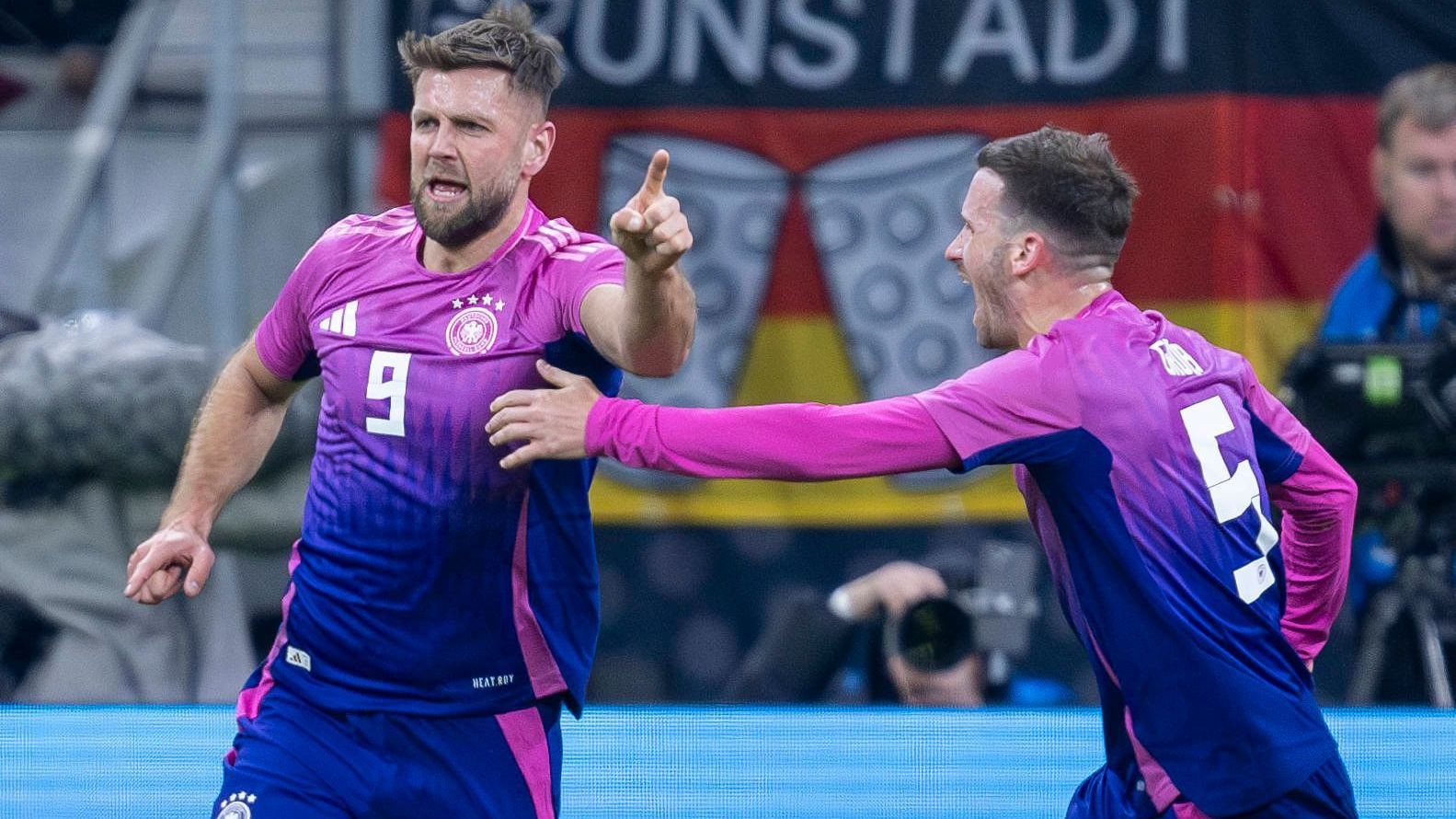 <strong>kicker (Deutschland)</strong><br>Füllkrugs Schulter lässt Deutschland spät jubeln. Die deutsche Nationalmannschaft hat auch das zweite Länderspiel im neuen Jahr gewonnen. Gegen die Niederlande bewies das DFB-Team nach einem frühen Rückstand Moral und drehte das Spiel spät.