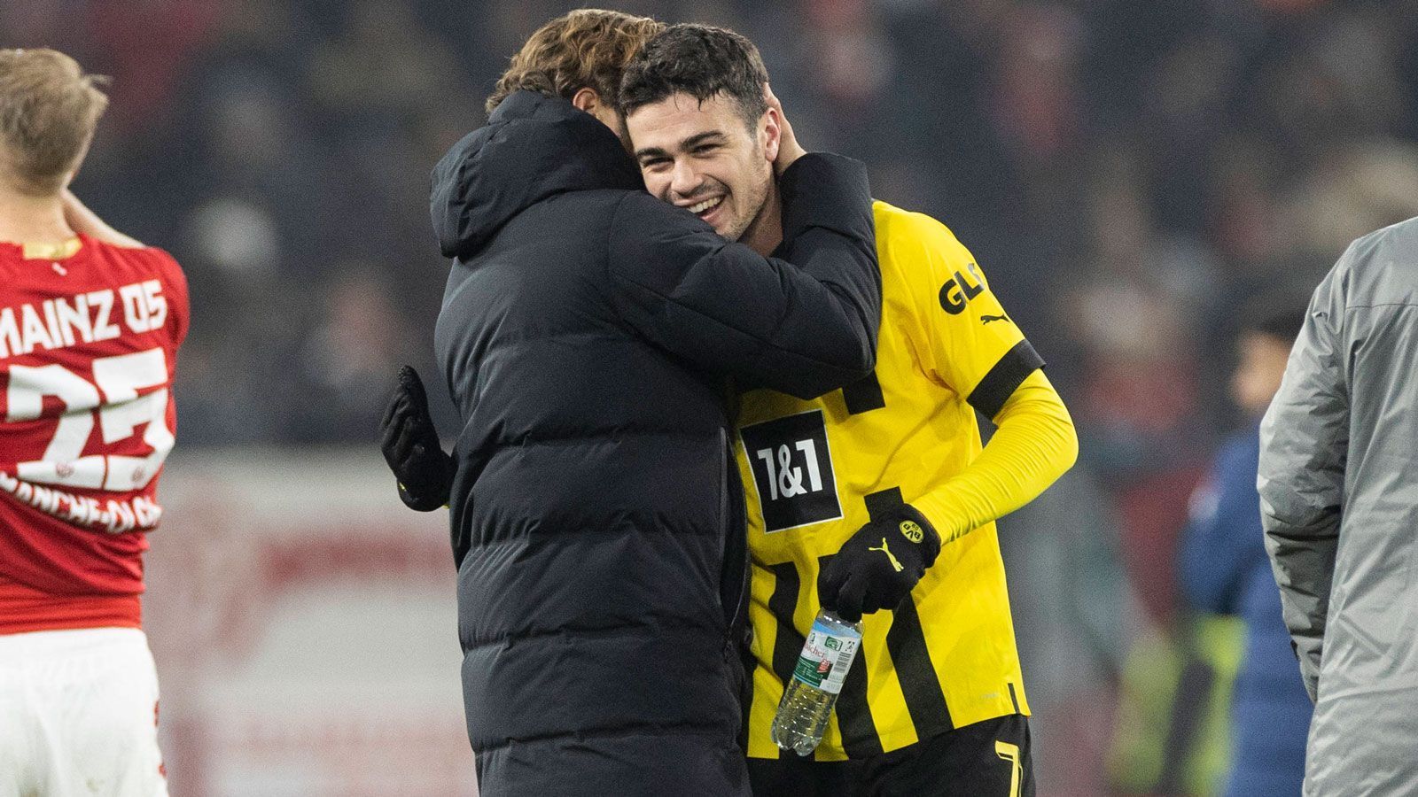 
                <strong>Gewinner: Giovanni Reyna</strong><br>
                Dass Gio Reyna ein genialer Fußballer ist, ist längst kein Geheimnis mehr. Umso bitterer, dass der US-Amerikaner in Diensten des BVB regelmäßig von teils schwerwiegenden Verletzungen ausgebremst wird. Während der WM, bei der er kaum zum Zuge kam, gab es zudem Spannungen zwischen Reyna und dem US-Verband. Das Tief scheint er überwunden zu haben, sowohl gegen den FC Augsburg (4:3) als auch gegen Mainz 05 (2:1) erzielte er nach Einwechslung den umjubelten Siegtreffer. Ein Startelf-Einsatz am Sonntag gegen Leverkusen (ab 17:30 Uhr im Liveticker) wäre hochverdient, zumal die Konkurrenz auf den Außenbahnen nicht zu überzeugen wusste.
              