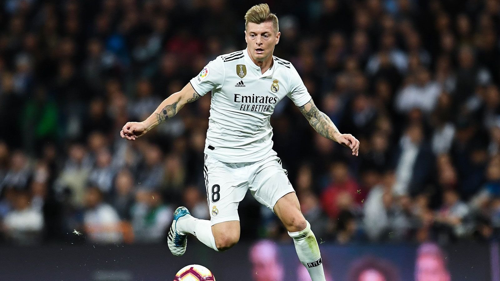 
                <strong>Toni Kroos (Real Madrid)</strong><br>
                Vor sechs Jahren war sich Toni Kroos quasi schon mit Manchester United über einen Wechsel einig, dann grätschte in letzter Minute Real Madrid dazwischen. Doch die "Red Devils" sind nicht nachtragend. Nach dem Motto "Besser spät als nie" will Trainer Solskjaer seine Bemühungen um Kroos im Sommer wieder verstärken. Vor allem seine beeindruckende Passquote spreche für den viermaligen Champions-League-Sieger. Die "Daily Mail" spekuliert über eine Ablöse von 50 Millionen Pfund (58 Millionen Euro). Gut möglich, dass das nicht ausreicht. Denn die "Sun" berichtete zuletzt über ein 68-Mio-Euro-Angebot von Paris St. Germain im Sommer - plus 50 Prozent mehr Jahresgehalt für den 29-Jährigen.  
              