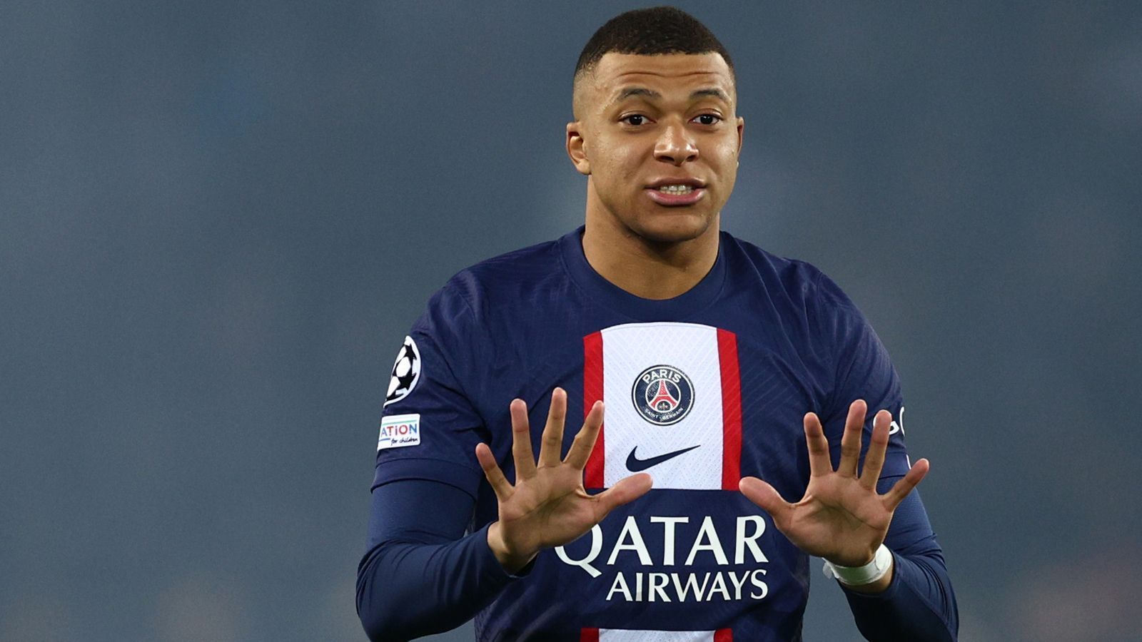 <strong>FC Barcelona</strong><br>Wie die "L'Equipe" berichtet, schaltet sich auch der FC Barcelona ein. Die Katalanen sollen bereits das Telefon-Gespräch mit Paris Saint-Germain gesucht haben. Da "Barca" sich Mbappe nicht leisten kann, möchte man gleich mehrere Spieler im Tausch dafür abgeben.&nbsp;Laut der spanischen "Sport" könnten darunter Spieler wie Clement Lenglet, Julian Araujo, Nico Gonzalez, Franck Kessie, Ferran Torres und Alex Collado sein.&nbsp;
