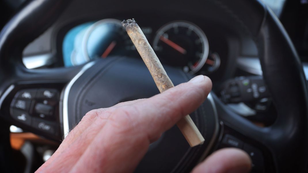 Begleitend zur teilweisen Legalisierung von Cannabis soll auch ein Grenzwert für den Wirkstoff THC im Straßenverkehr festgesetzt werden.