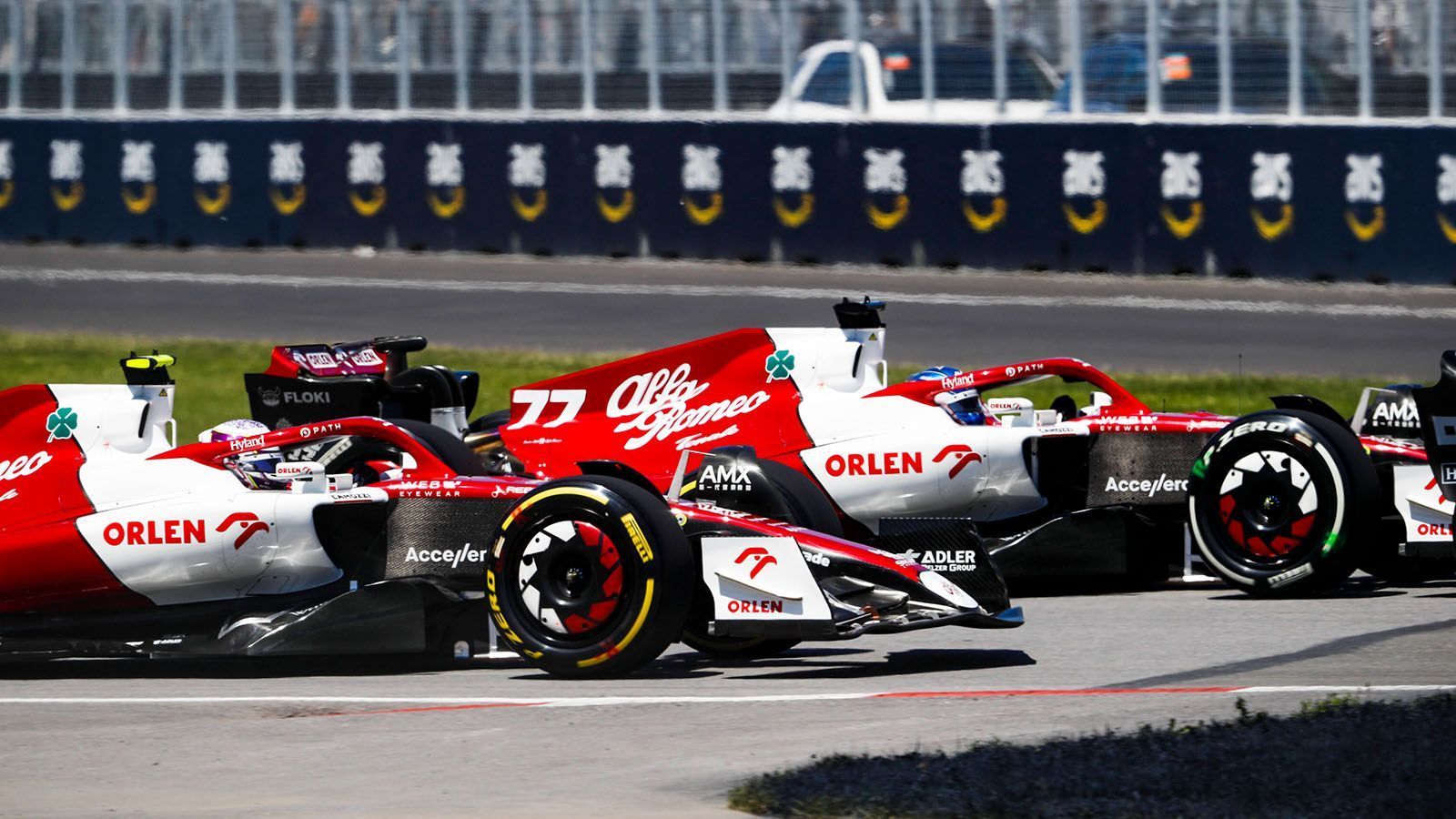 
                <strong>Gewinner: Alfa Romeo</strong><br>
                Platz sieben für Valtteri Bottas und Platz acht für Rookie Zhou Guanyu. Alfa Romeo sammelt mal wieder wichtige Punkte für die Konstrukteurs-WM. Während Bottas schon die gesamte Saison gute Ergebnis liefert, scheint sich auch Zhou Guanyu mittlerweile an die Königsklasse des Motorsports gewöhnt zu haben. Platz acht ist das beste Ergebnis des Chinesen, der auch schon beim vergangene GP in Aserbaidschan gepunktet hätte, wenn ihn sein Bolide nicht im Stich gelassen hätte.
              