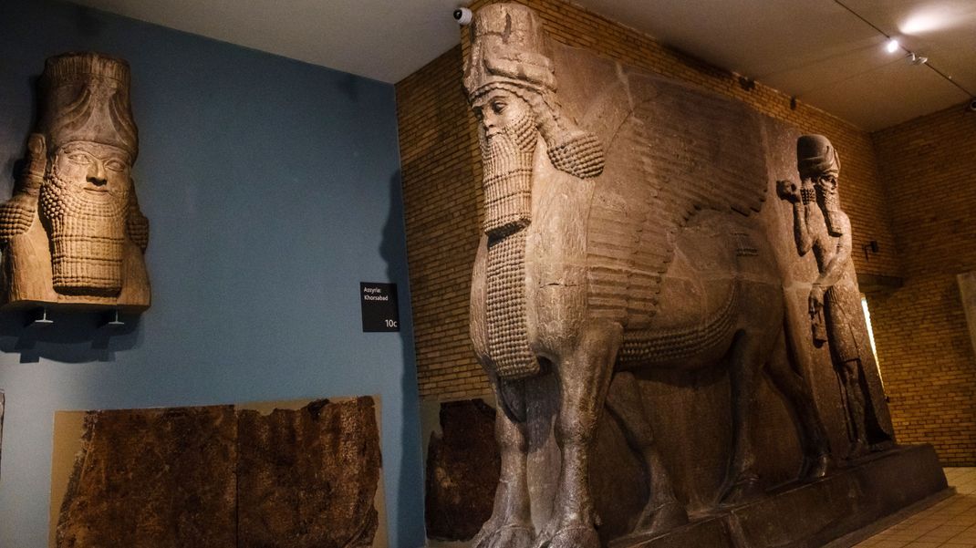 Archäologen graben riesige Skulptur im Irak aus