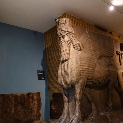 Archäologen graben riesige Skulptur im Irak aus