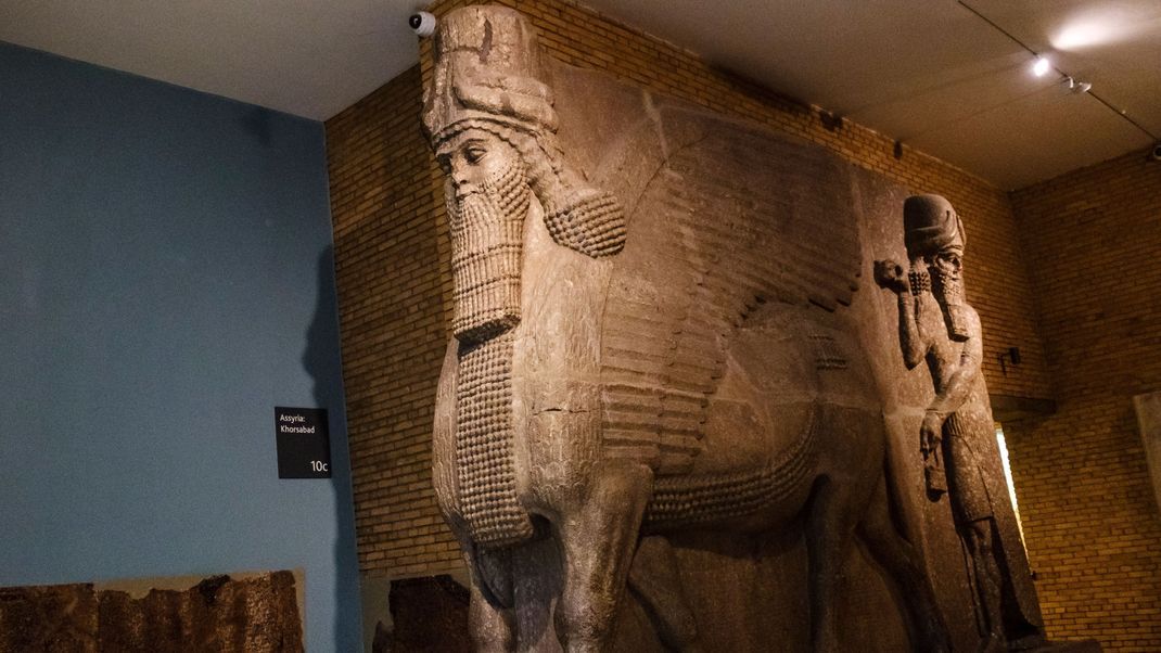 Eine riesige Skulptur - ähnlich wie der hier gezeigte geflügelte Stier aus dem British Museum in London - wurde jetzt im Irak nahe Mossul entdeckt.