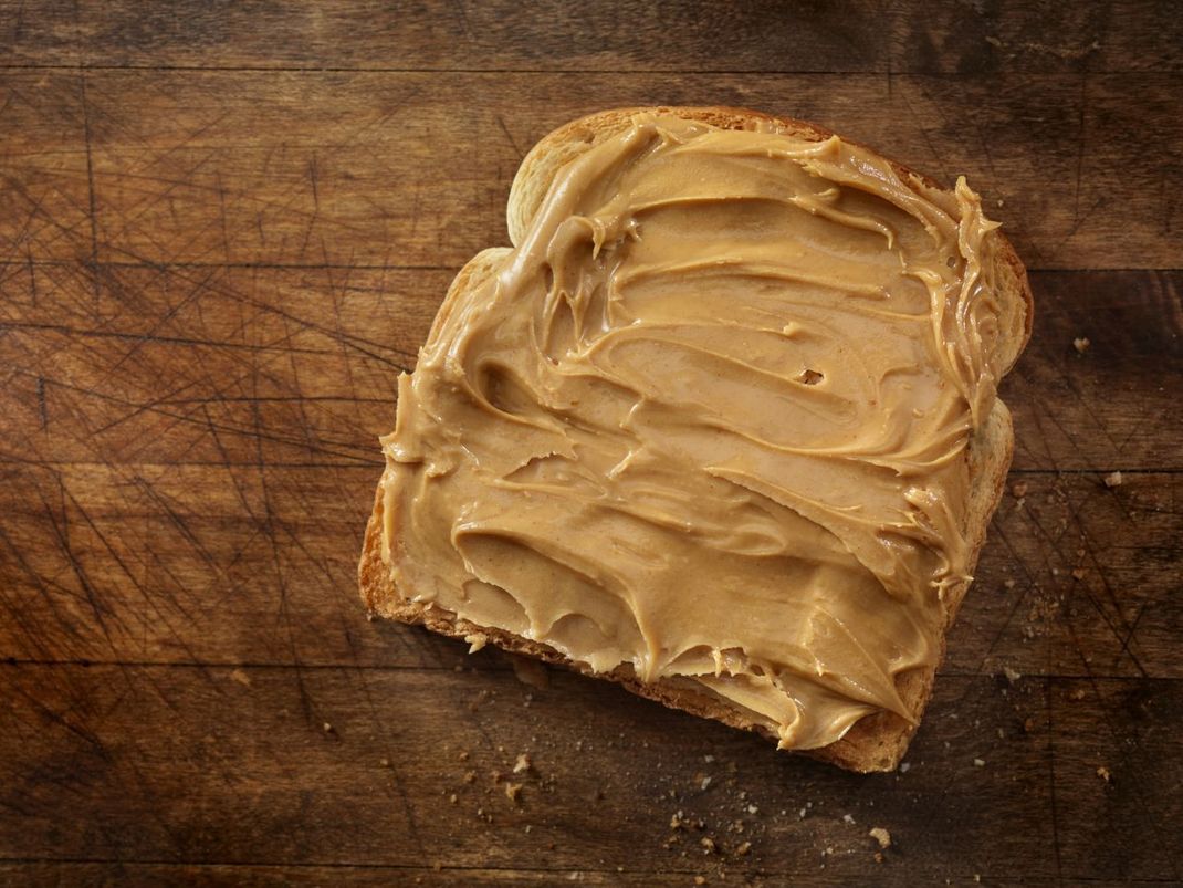 Naschst du manchmal auch gerne ein Erdnussbutter-Brot? Wir zeigen dir, wie du den Aufstrich selber machen kannst.