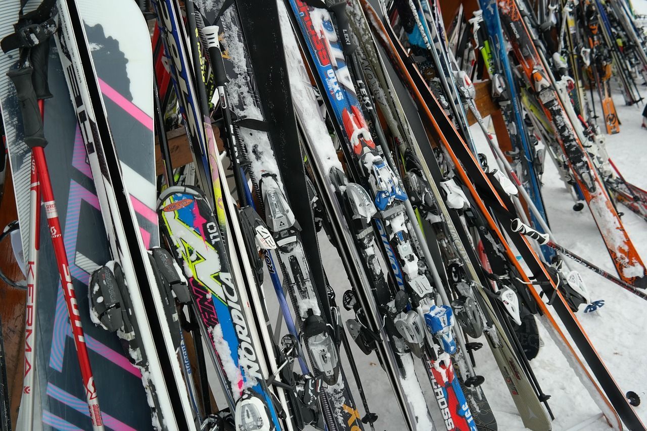 Wer Skier kaufen möchte, sollte nicht in erster Linie nach der Optik gehen, sondern Einsatzgebiet und Können berücksichtigen.