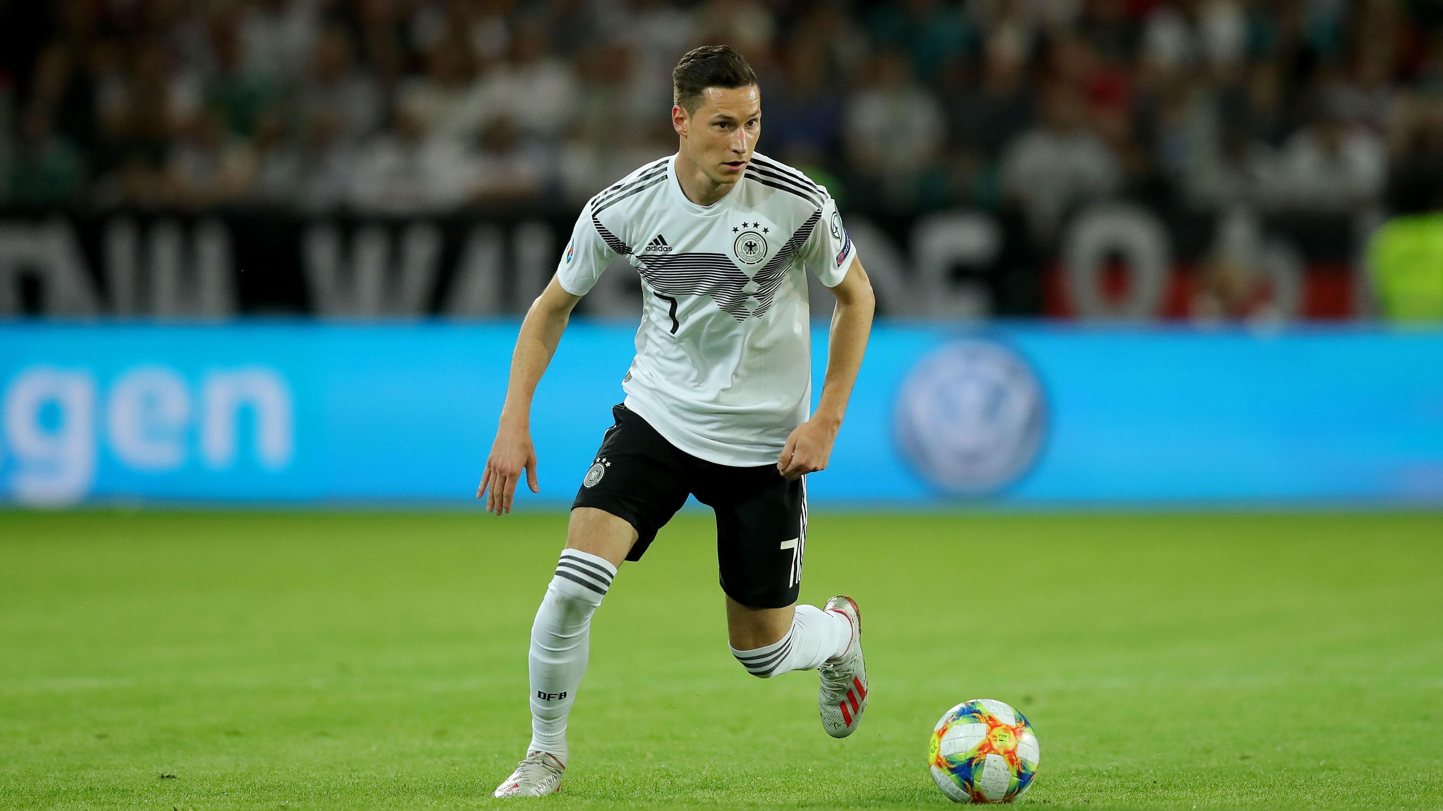 
                <strong>Rechter Außenstürmer: Julian Draxler</strong><br>
                Auch für die Besetzung der offensiven Außenbahnen wird sich der Bundestrainer Alternativen überlegen müssen, da Julian Draxler schon seit Längerem aufgrund einer Sehnenverletzung in die Verletzungspause zwangsversetzt wurde.
              