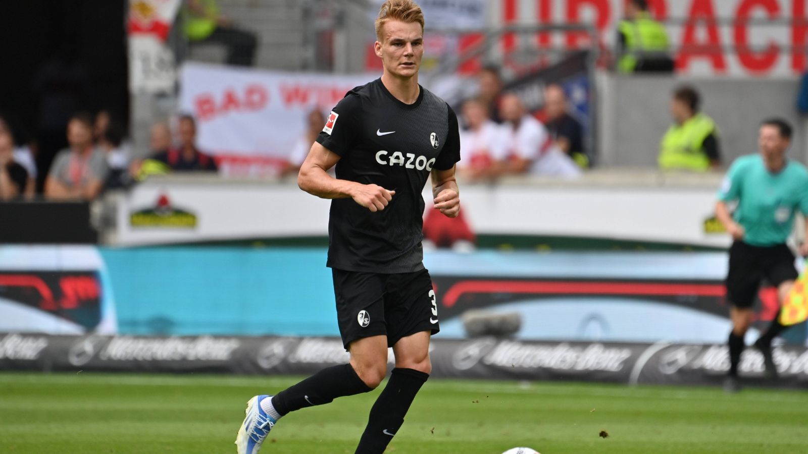 
                <strong>Abwehr: Philipp Lienhart (Sport-Club Freiburg)</strong><br>
                Nicht ganz so auffällig wie der FC Bayern und de Ligt, dafür aber punktemäßig genau so erfolgreich waren der SC Freiburg und Philipp Lienhart. Der SC gewann ein umkämpftes Spiel beim VfB Stuttgart knapp mit 1:0. Gerade die Defensive stach heraus, Lienhart meldete gemeinsam mit seinen Kollegen Sasa Kalajdzic und Silas Katompa Mvupa komplett ab. Der Österreicher stach neben Matthias Ginter heraus und spielte sich direkt in unsere Top-Elf.
              