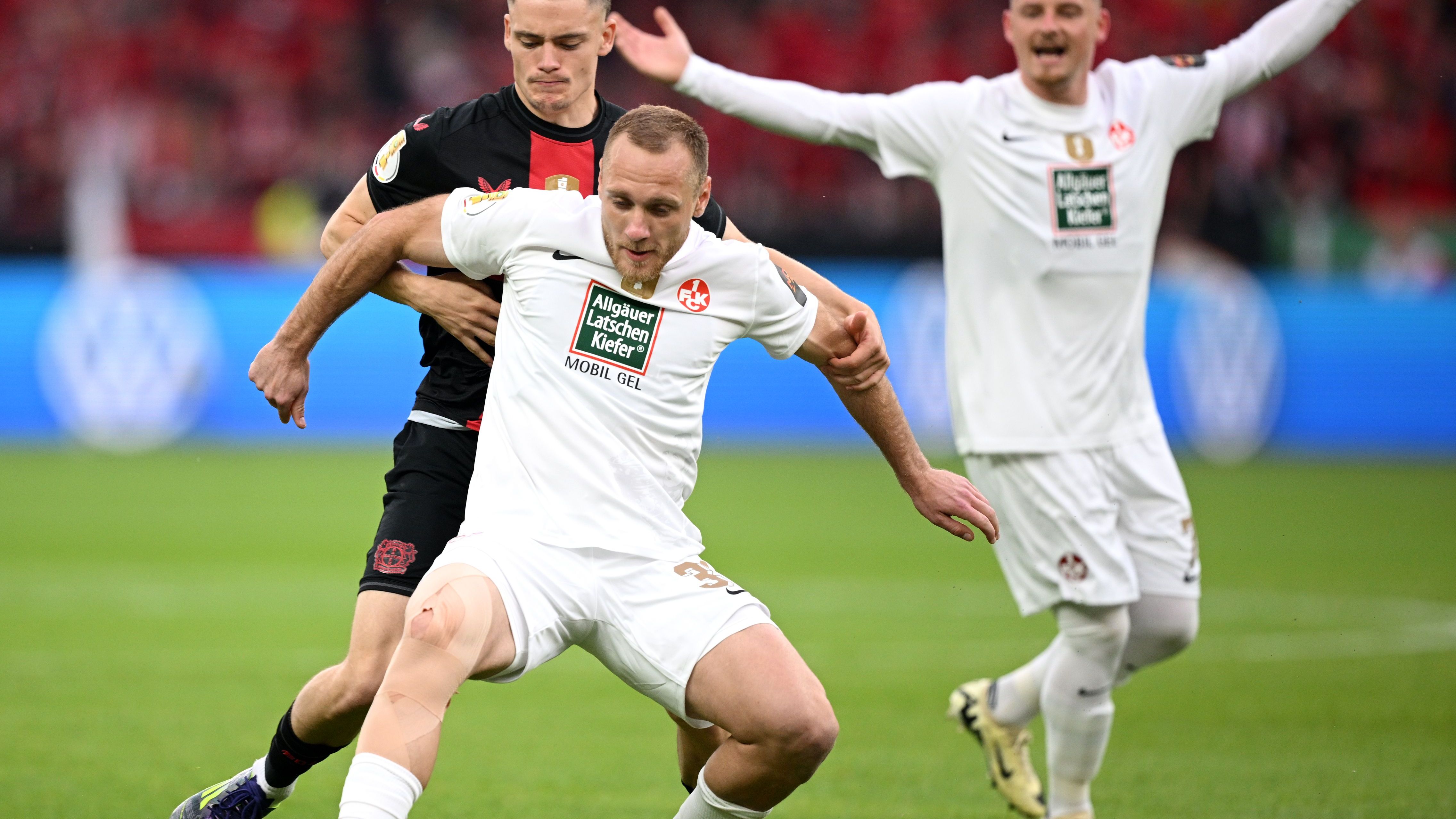 <strong>Ben Zolinski (1. FC Kaiserslautern)</strong><br>Wird zu Beginn mehrfach ausgespielt und hat vor allem mit dem beweglichen Wirtz große Probleme. Klärt dann doppelt gut, beim zweiten Mal springt der Ball aber unglücklich Xhaka vor die Füße, der ihn in den Winkel schlenzt (17.). In der Folge etwas besser im Spiel. Profitiert auch davon, dass Leverkusen nach dem Platzverweis zurückhaltender agiert. <strong><em>ran</em></strong>-Note: 4.