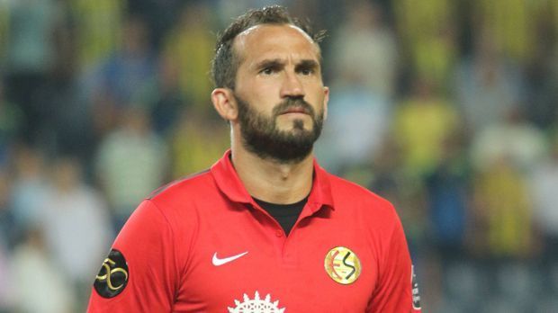 
                <strong>Theofanis Gekas (Eskisehirspor)</strong><br>
                Theofanis Gekas (Eskisehirspor/FC Sion): Der Europameister von 2004 spielt lange Zeit in der Bundesliga und wird in seiner Zeit beim VfL Bochum sogar Torschützenkönig der Saison 2004/05. Über Umwege wechselt der Grieche im Sommer zum türkischen Erstligisten Eskisehirspor und im Winter zum Schweizer Klub FC Sion. In 23 Partien (13 für Sion, 10 für Eskisehirspor) trifft der 35-Jährige zwölf Mal.
              
