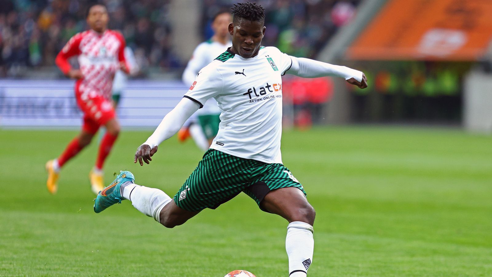 
                <strong>Breel Embolo (Borussia Mönchengladbach)</strong><br>
                Neben Plea und Thuram rechnet man bei den Verantwortlichen der Borussia auch mit einem dritten Abgang in der Offensive. Laut "Sport Bild" könnte Breel Embolo den Klub ein Jahr vor Ablauf seines Vertrages verlassen. Dabei war der Schweizer mit neun Treffern der dritterfolgreichste Gladbacher Bundesliga-Torschütze in der Saison 2021/22. Sportdirektor Virkus kündigte im April im Bezug auf Plea, Thuram und Embolo an: "Ich werde um die Jungs kämpfen."
              