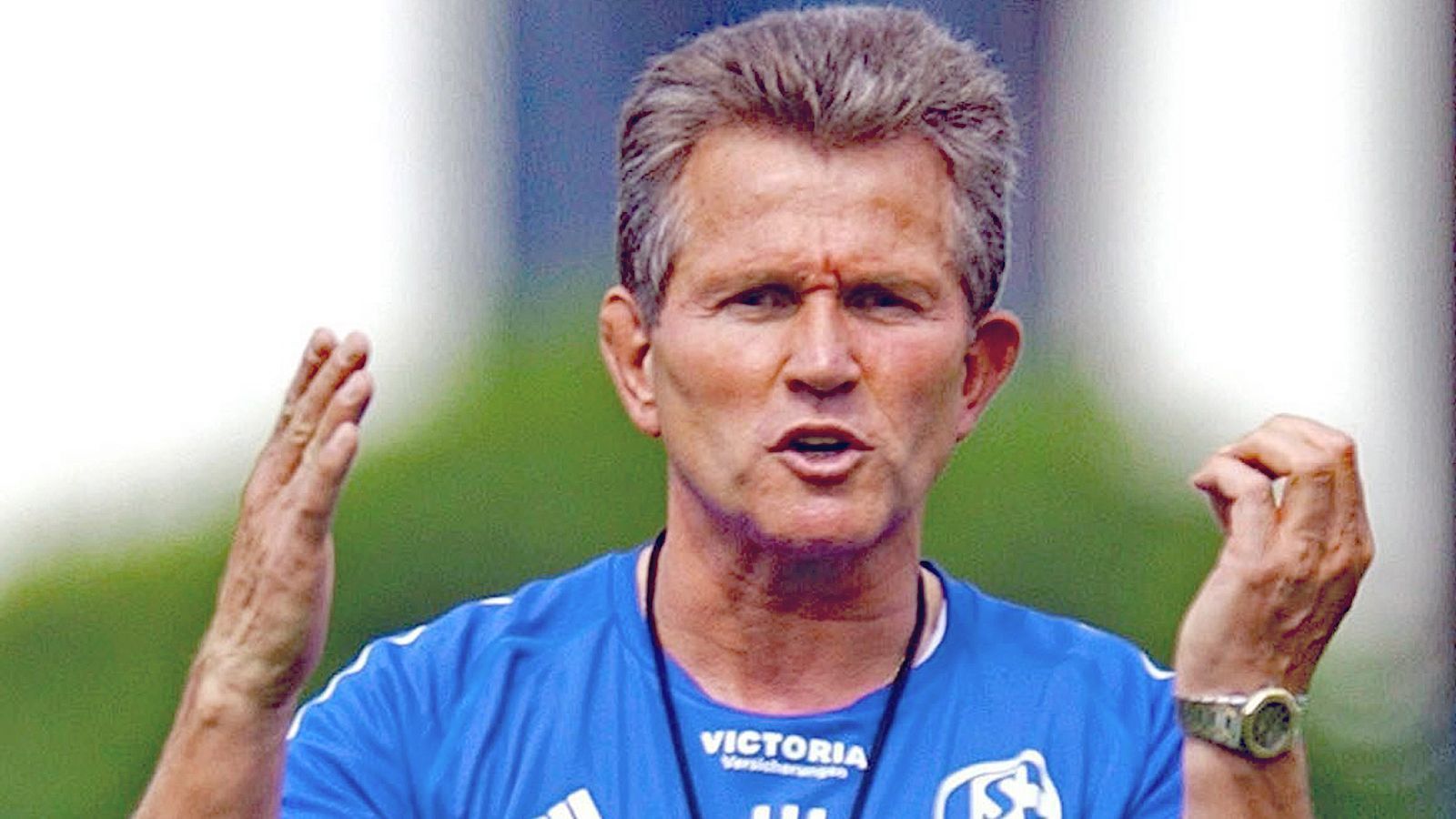 
                <strong>Trainer: Jupp Heynckes</strong><br>
                Oh ja, Freunde. Jupp Heynckes war mal Chef-Trainer des FC Schalke 04. Der "Don Jupp", dem die Münchner viele Jahre später das Triple zu verdanken hatten. Die Saison 2003/2004 lief noch passabel, jedoch spielte Schalke in der Rückrunde keinen attraktiven Fußball. Da wurde Assauer bereits deutlich: "Der Jupp ist ein Fußballer der alten Schule, aber wir haben 2004". Nach dem schlechtesten Saisonstart der Vereinsgeschichte zur Spielzeit 2004/2005 wurde Heynckes beurlaubt. Doch der spätere Meistertrainer bezeichnete die Zeit auf Schalke als eine der effizientesten seiner Trainerlaufbahn.
              