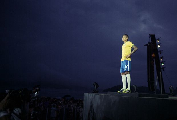 
                <strong>Perfekt inszeniert</strong><br>
                Die Verantwortlichen inszenieren rund um die Vorstellung des WM-Trikots Trikot und Spieler. Luiz Gustavo nimmt "nur" für die Trikotvorstellung den Flug von Deutschland auf sich - wenn man solche Fotos bekommt - nicht ganz umsonst
              