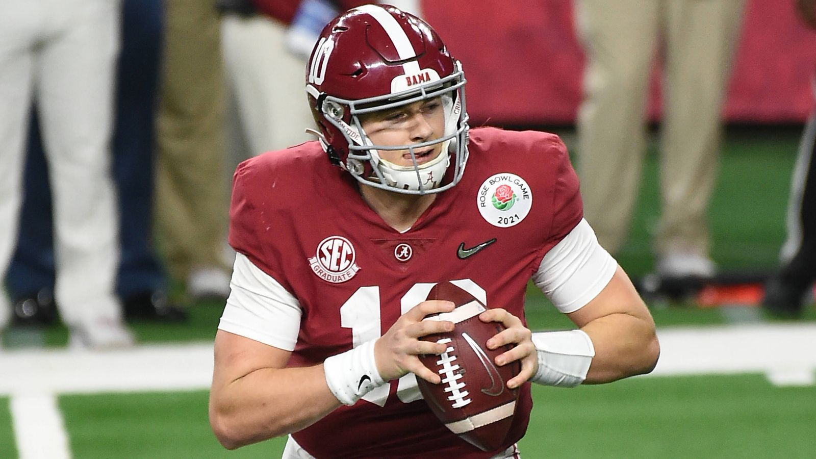 
                <strong>Pick 11: New England Patriots - Mac Jones</strong><br>
                &#x2022; Trade mit den New York Giants von Pick 15 auf Pick 11 hoch -<br>&#x2022; Quarterback -<br>&#x2022; Alabama<br>
              