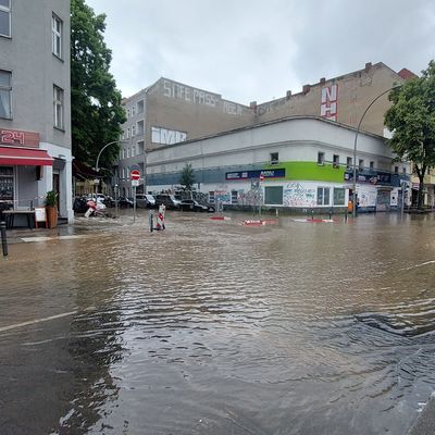 28. Mai 2024: Wegen eines Wasserrohrbruchs in Berlin-Neukölln musste ein Teil der Sonnenallee gesperrt werden. 