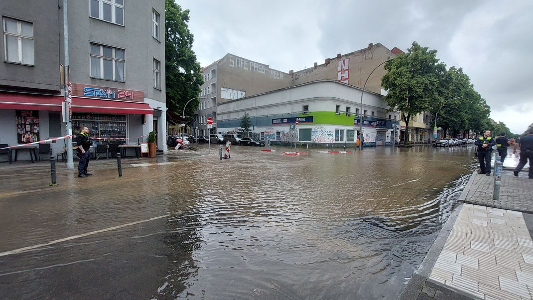 28. Mai 2024: Wegen eines Wasserrohrbruchs in Berlin-Neukölln musste ein Teil der Sonnenallee gesperrt werden. 