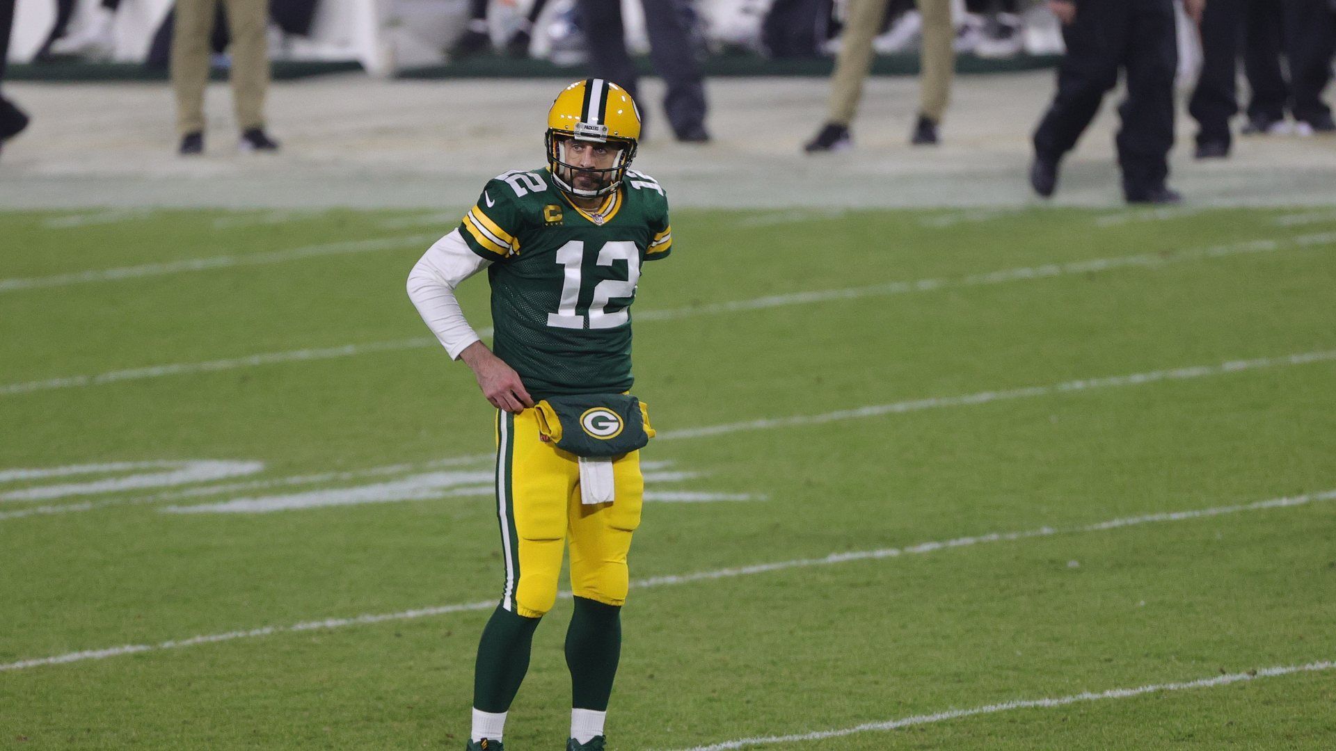 
                <strong>Verlierer: Green Bay Packers </strong><br>
                Schon vor dem Draft ließen die NFL-Insider eine Bombe platzen: Aaron Rodgers soll über die Green Bay Packers so verärgert sein, dass er bereits einen Abschied planen würde. So soll sich der 37-Jährige von der Franchise im Stich gelassen fühlen und würde eine langfristige Vertragsverlängerung fordern. Mit Cornerback Eric Stokes wählten die Packers zwar einen ordentlichen Defense-Spieler aus, der das Gemüt von Rodgers jedoch begrenzt besänftigen dürfte. Anstatt dem Routinier eine der verfügbaren Offensiv-Waffen zur Seite zu Stellen, verwendeten die Packers ihren Erstrunden-Pick erneut für die defensive Seite des Balles. 
              