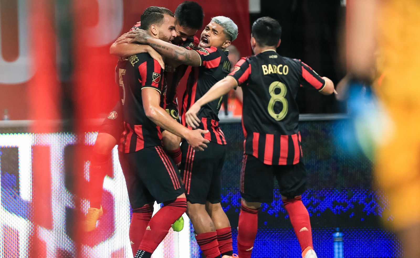 
                <strong>Atlanta United (Eastern Conference)</strong><br>
                Der amtierende Titelverteidiger Atlanta United hat es dieses Jahr als Zweiter der Eastern Conference erneut locker in die Playoffs geschafft. Einmal mehr war Torjäger Josef Martinez (Mi.) mit 27 Treffern ein Garant für den Erfolg Atlantas. Der Meister konnte sogar den Abgang von Miguel Almiron nach Newcastle relativ problemlos kompensieren, weil etwa der Deutsche Julian Gressel mit sechs Saisontoren und sogar elf Vorlagen in der Scorerwertung statt Almiron in die Bresche sprang. In der ersten Playoff-Runde trifft die Mannschaft von Trainer Frank de Boer nun auf ...
              