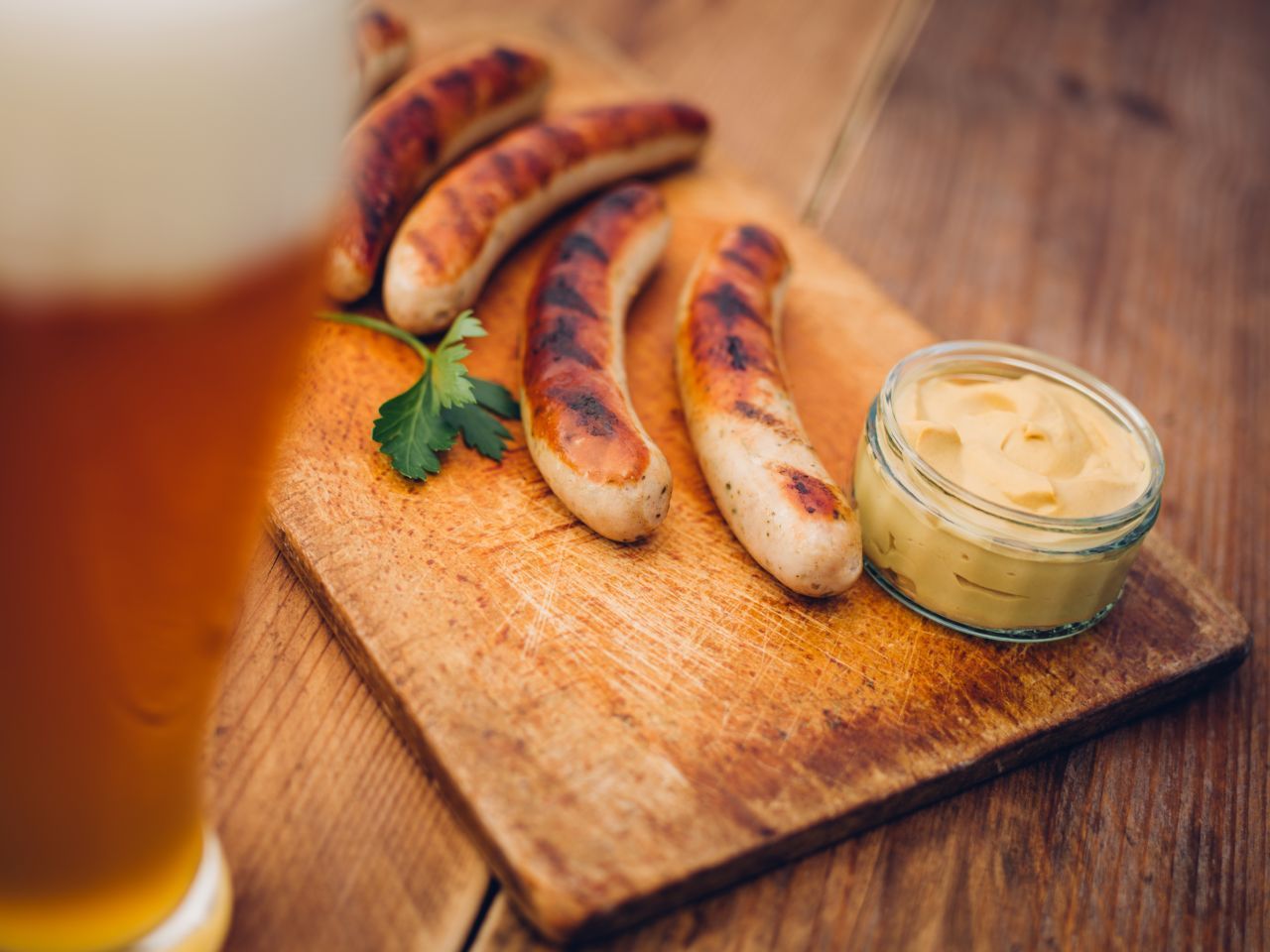 Klassisch mittelscharf und dazu Wurst - rund 70 Prozent der Deutschen mögen ihren Senf so am liebsten. Im Süden isst man gern süßen Senf - passend zur Weißwurst oder zur "Leberkas-Semmel".