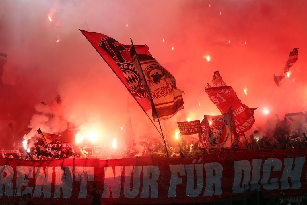 Erneut fielen Fans von Bayern München durch Pyrotechnik auf.
