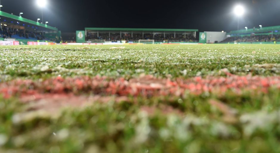 
                <strong>Schlechter Platz: DFB sagt Lotte vs. BVB ab</strong><br>
                Es brauchte viel Fantasie, um die Begrenzungslinie noch als weiß zu erkennen. Die schlimmen Verhältnisse zeigten sich erst im Anschluss.
              