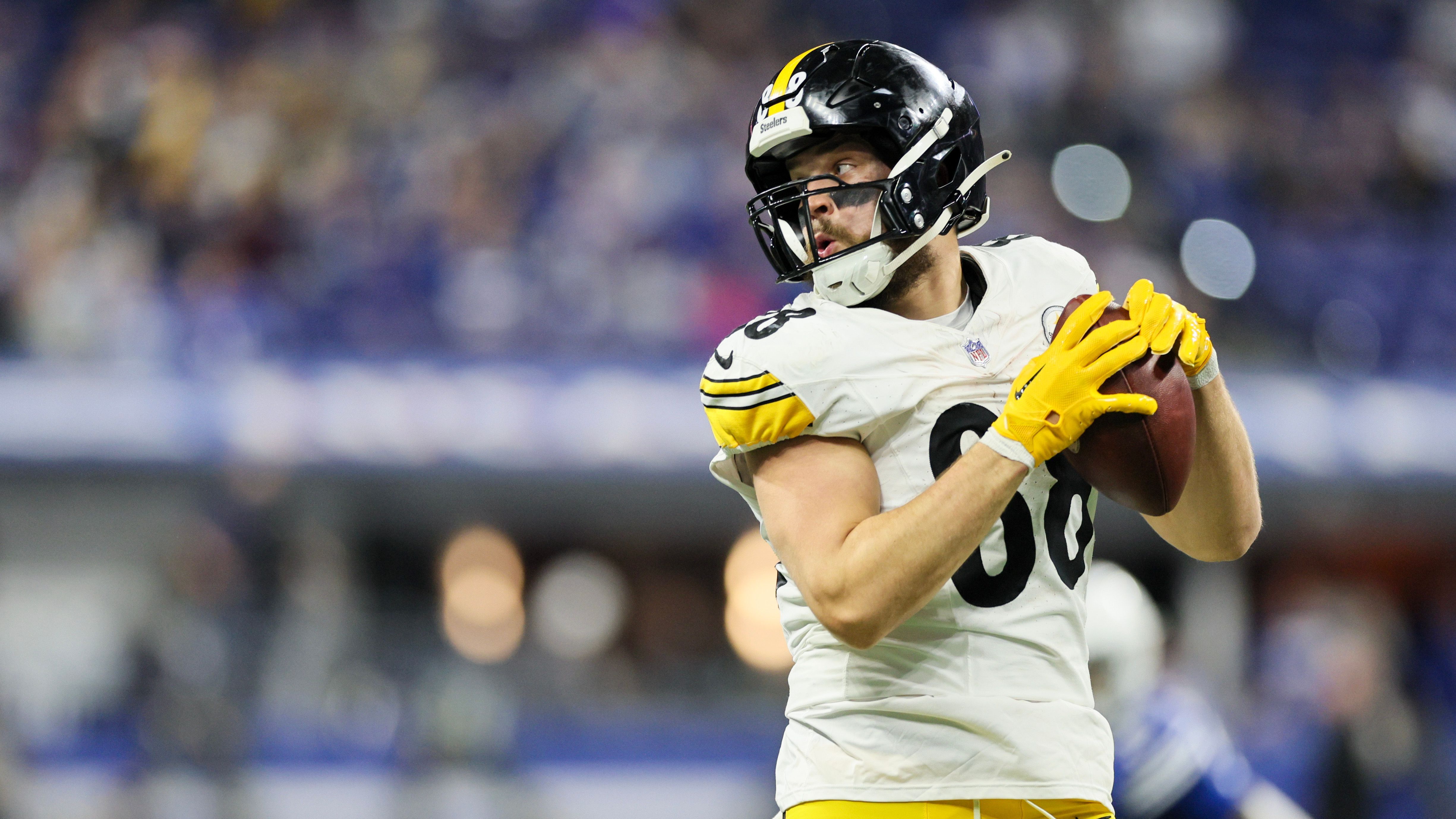 <strong>Pittsburgh Steelers: Pat Freiermuth (Tight End)<br></strong><strong>Vertragdetails</strong>: 4 Jahre, 48 Millionen US-Dollar<br>Die <a data-li-document-ref="554948" href="https://www.ran.de/sports/american-football/nfl/news/nfl-miami-dolphins-werden-fuer-trade-von-jalen-ramsey-und-jonnu-smith-heftig-kritisiert-554948">Ankunft von Jonnu Smith</a> dürfte die Rolle von Pat Freiermuth mindern. Der verlässliche Tight End sammelte 653 Yards in der abgelaufenen Saison. Sollte er nun eher als Rotationsspieler eingesetzt werden, ist der Vertrag deutlich zu hoch angesetzt.