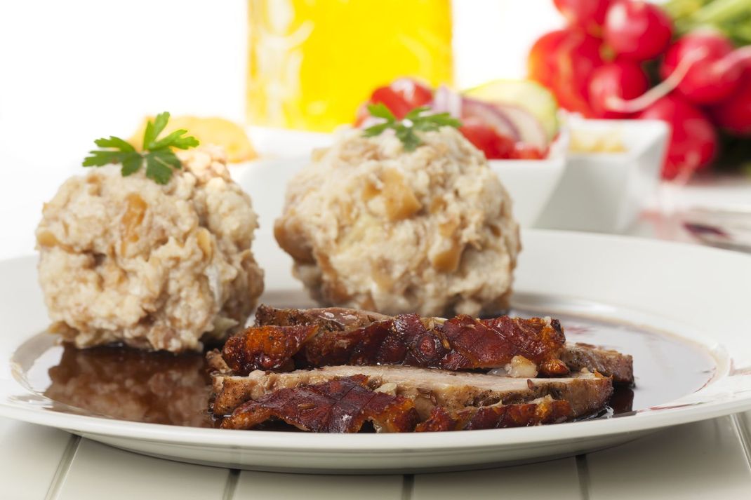 Semmelknödel sind eine klassische Beilage zu leckerem Krenbraten.