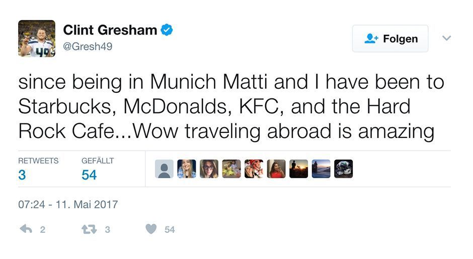 
                <strong>Clint Gresham auf Deutschlandtour</strong><br>
                Mit dem deutschen Essen scheint sich Gresham dagegen nicht sonderlich angefreundet zu haben. So schrieb er auf Twitter: "Seit wir in München sind haben Matti und ich bei Starbucks, McDonalds, KFC und im Hard Rock Cafe gegessen. Wow, im Ausland zu reisen ist unglaublich."
              