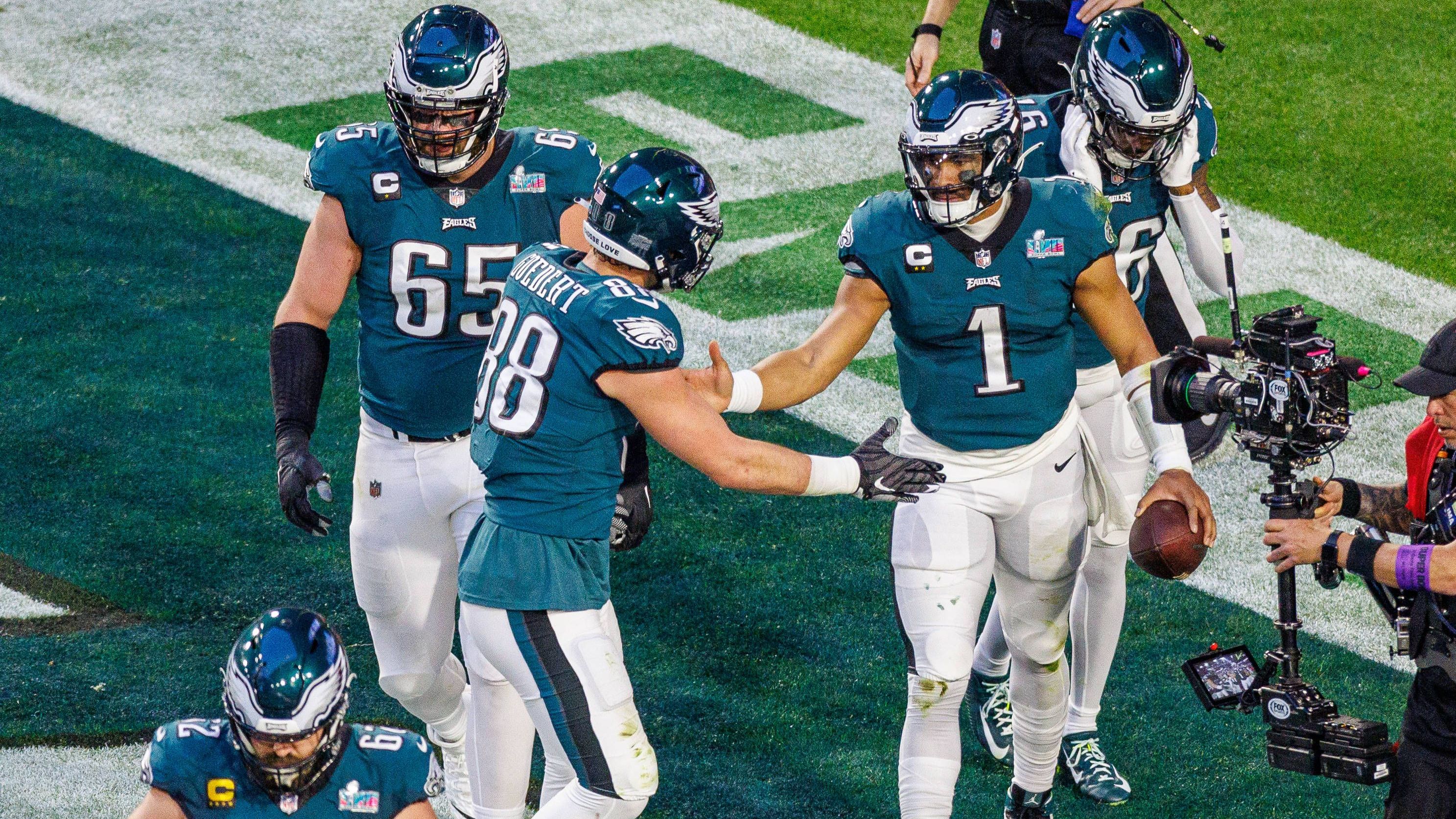 <strong>Philadelphia Eagles: Rückblick</strong> <br>- Bilanz in der regulären Saison 2022/23: 14 – 3 <br>- Playoffs: Verlorener Super Bowl (35:38 gegen die Kansas City Chiefs)