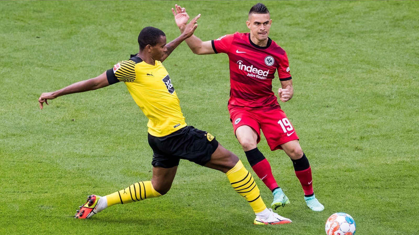 
                <strong>Manuel Akanji</strong><br>
                Gegen den Schweizer Eidgenossen ist an diesem Samstagabend im Signal Iduna Park kein Frankfurter Kraut gewachsen. Egal ob auf dem Boden oder in der Luft – Akanji ist für die Eintracht-Stürmer einfach nicht zu überwinden. Hier und da auch noch mit klugen, scharfen Pässen in Richtung der Dortmunder Offensive. ran-Note: 2
              