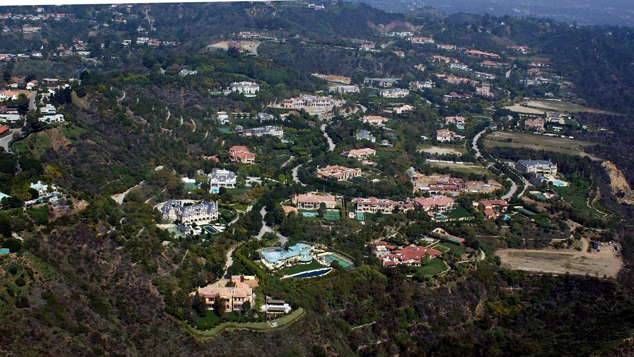 Ursprünglich als Golfplatz bestimmt, gilt Beverly Park in Los Angeles als wohl extravaganteste Gated Community der USA. Während North Beverly Park in einer grünen Hügellandschaft mit riesigen Grundstücken liegt, ist der südliche Teil in die Stadt eingebettet und besitzt nur einen Eingang. Von dieser Privatsphäre und dem Luxus profitieren die reichsten Bewohner:innen, darunter Stars wie Adele, Eddie Murphy und Sofía Vergara.