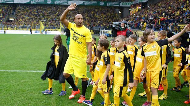 
                <strong>80.000 Fans verabschieden Dede</strong><br>
                Von seinen Eltern und Einlaufkindern wird Dede unter Riesenapplaus in seinem einstigen Wohnzimmer begrüßt. 1998 wechselt der Linksverteidiger aus Brasilien zu den Schwarz-Gelben und bleibt 13 Jahre dem Verein treu, ehe er seine Karriere in der Türkei ausklingen lässt.
              