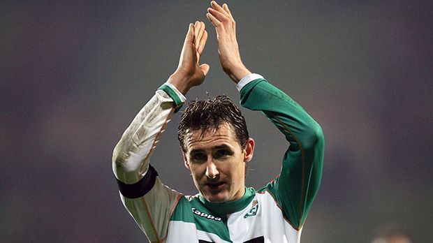 
                <strong>Angriff: Miroslav Klose</strong><br>
                Angriff: Miroslav Klose. Der Torjäger und Nationalstürmer wechselte 2004 für die damalige Bremer Rekordablösesumme von fünf Millionen vom 1. FC Kaiserslautern als Nachfolger für den zu Schalke 04 abgewanderten Goalgetter Ailton an die Weser - und schlägt sofort voll ein. In seiner ersten Spielzeit schoss er 15 Tore und gab zehn Assists. Eine Saison später wurde er mit 25 Treffern Torschützenkönig. 2007 wechselte Klose zum FC Bayern, vier Jahre später ging er in die Serie A zu Lazio Rom. In der aktuellen Saison traf der bald 38-Jährige bereits vier Mal und legte acht Tore auf.
              