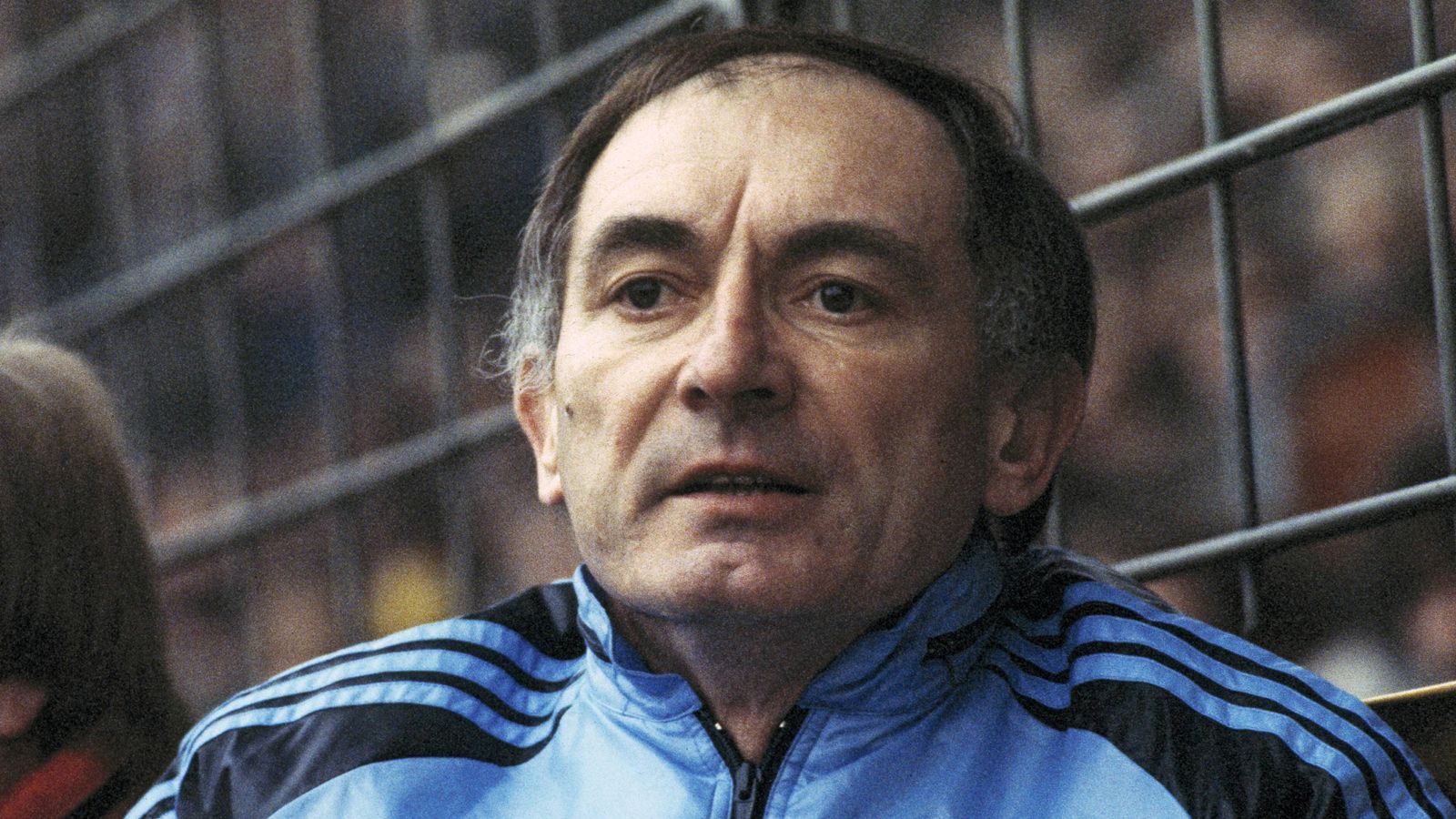 
                <strong>Branko Zebec, Meistertrainer</strong><br>
                Trainer von Bayern München von 1968 bis 1970 und von Borussia Dortmund von 1981 bis 1982. Der Jugoslawe galt als Schleifer und hatte mit seinen Trainingsmethoden durchaus großen Erfolg. Die Bayern gewannen unter ihm ihre erste Bundesliga-Meisterschaft. Auch in Dortmund war er sportlich erfolgreich, allerdings auch schwer alkoholkrank. Bei einem Spiel kippte er vollständig betrunken von der Trainerbank. Er wurde vorzeitig entlassen.
              