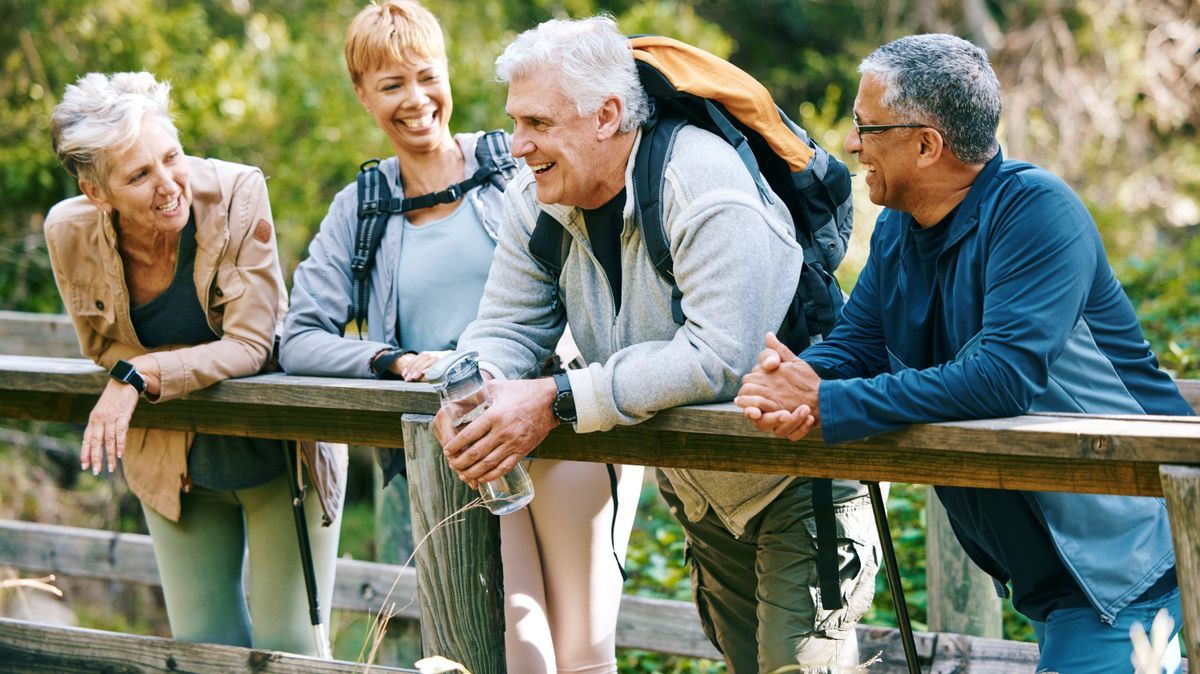 Sport im Alter, wandern in der Gruppe.