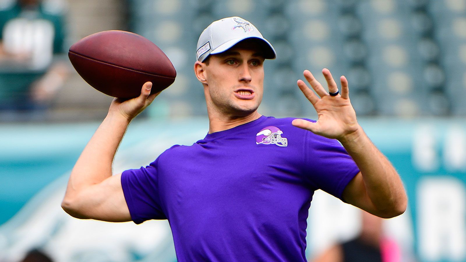 
                <strong>Week 5: Kirk Cousins gelingt Completions-Bestmarke</strong><br>
                30 Pässe brachte Kirk Cousins beim 23:21 seiner Minnesota Vikings bei den Philadelphia Eagles an den Mann. Damit gelangen dem Quarterback im vierten Spiel nacheinander mindestens 30 Completions - ein Novum in der Liga. In Week 2 beim 29:29 in Green Bay kam er auf 35, bei der 6:27-Klatsche gegen die Buffalo Bills eine Woche später waren es sogar 40 und in Week 4 standen beim 31:38 bei den Los Angeles Chargers letztlich 36 angekommene Pässe zu Buche. Übrigens: Zum Saisonstart steuerte er "nur" 20 Completions zum 24:16 gegen die San Francisco 49ers bei.
              