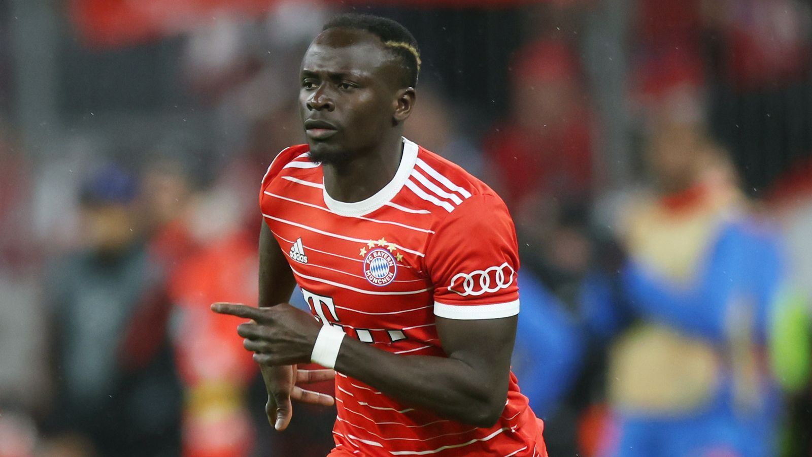 
                <strong>Sadio Mane (FC Bayern München)</strong><br>
                Kommt nach 68 Minuten für Musiala in die Partie und darf in der Sturmspitze ran. Hat das Pech, dass kurz nach seiner Einwechslung das 0:2 fällt. Danach bemüht, aber ohne Durchschlagskraft. Was aber auch dem Spielverlauf geschuldet ist. ran-Note: 3
              